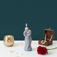 Load image into Gallery viewer, Couple hug candle
